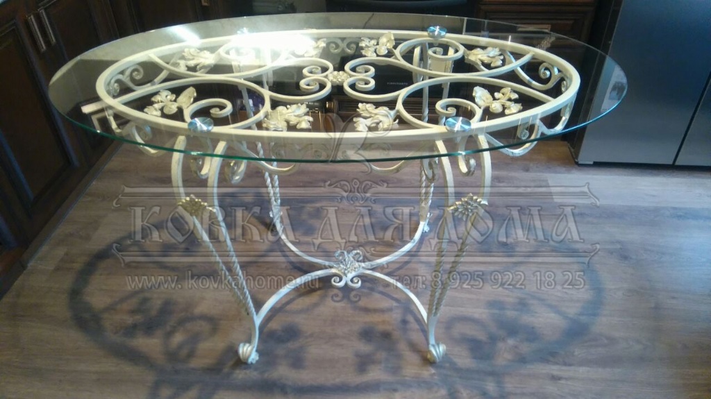 Кованый стол белый со стеклом, можно использовать как кофейный. 740х550х1000, стекло толщиной 8мм - торцы полированные. 