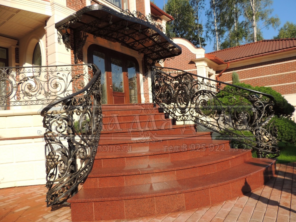 Дорогие шикарные кованые перила для лестниц частного дома классические с коваными художественными элементами золотой патиной.