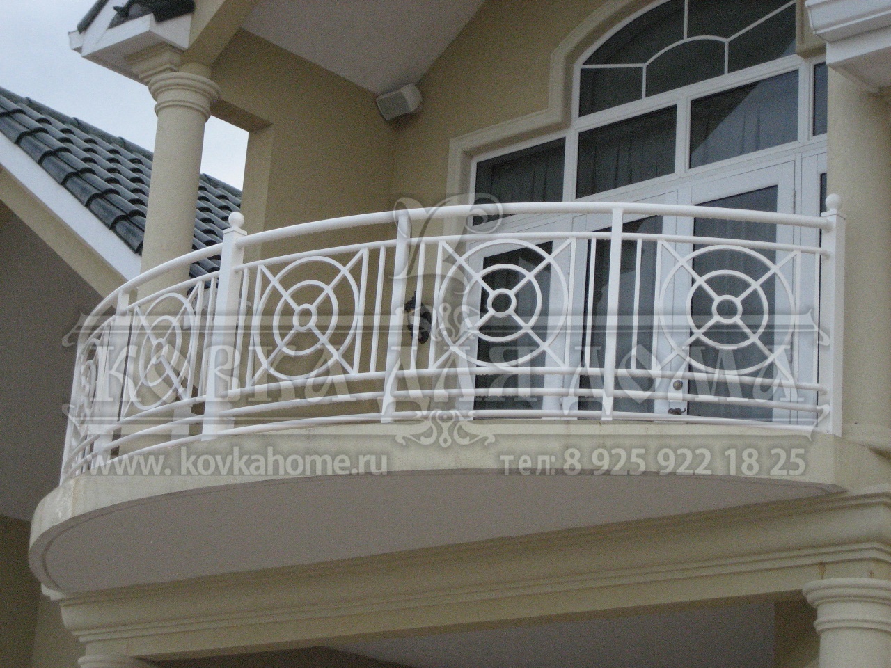 Кованый балкон - оригинальный полукруглый классический дизайн.