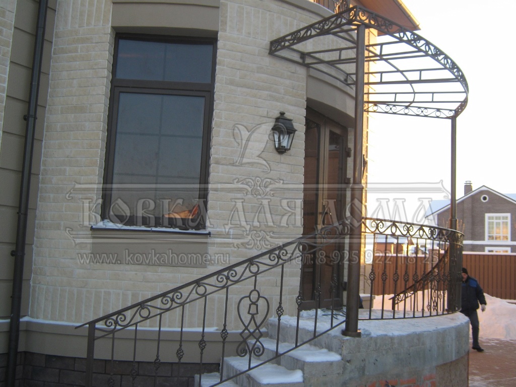 Кованые перила на балкон и крыльцо для дома классические, с коваными художественными балясинами с элементами корзинками.