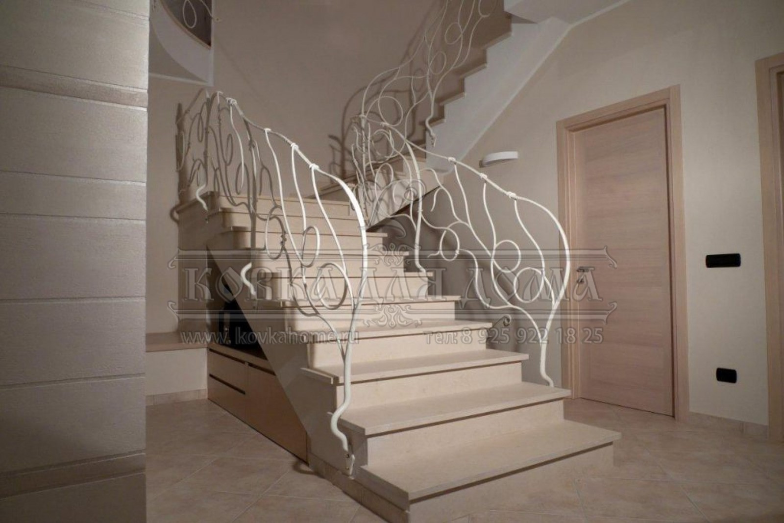 Металлические белые кованые перила для лестницы в частном доме дизайнерская работа.