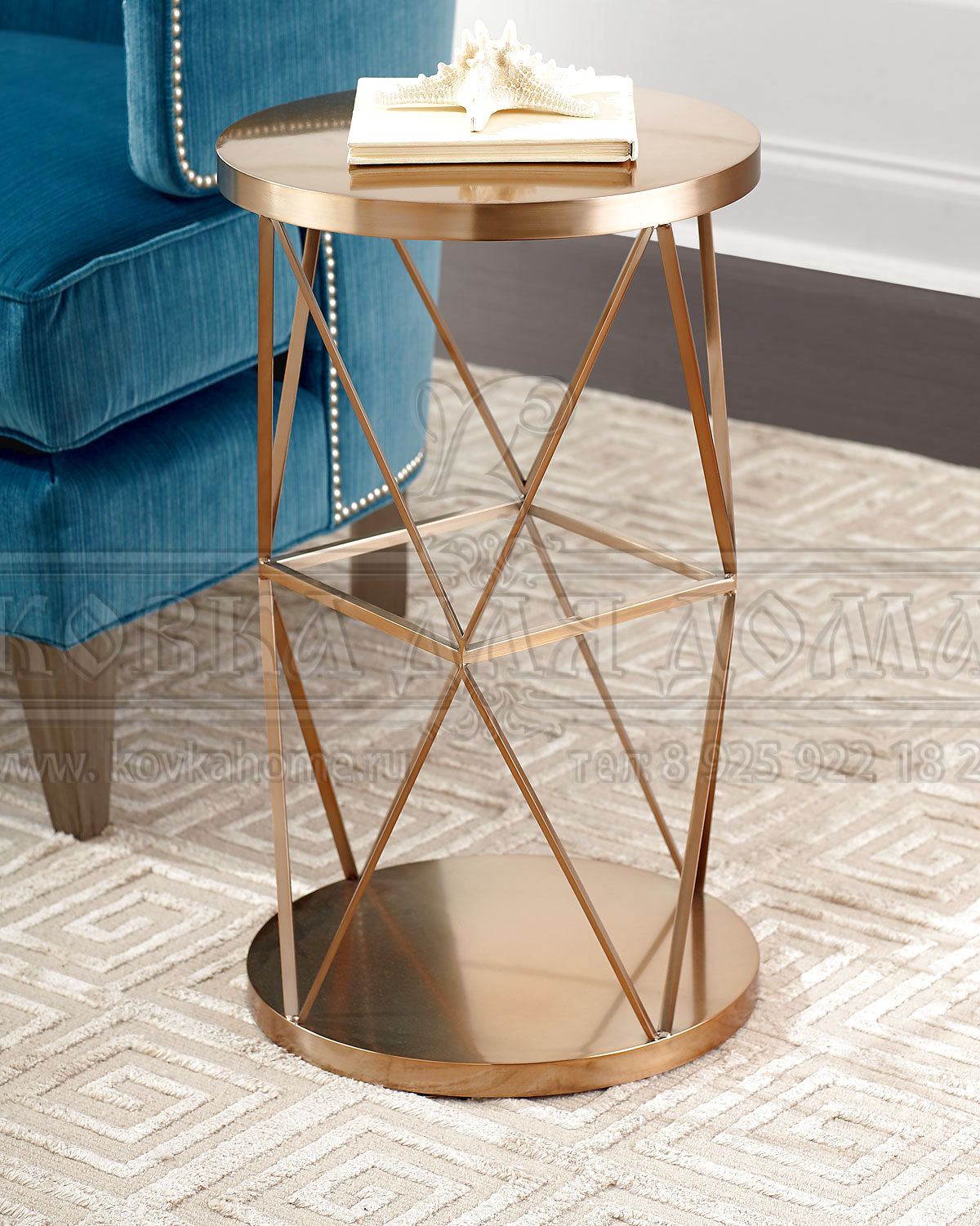 Стол круглой формы с оригинальным подиумом и столешницей из металла. Размер на фото 700(H)х400(D)мм