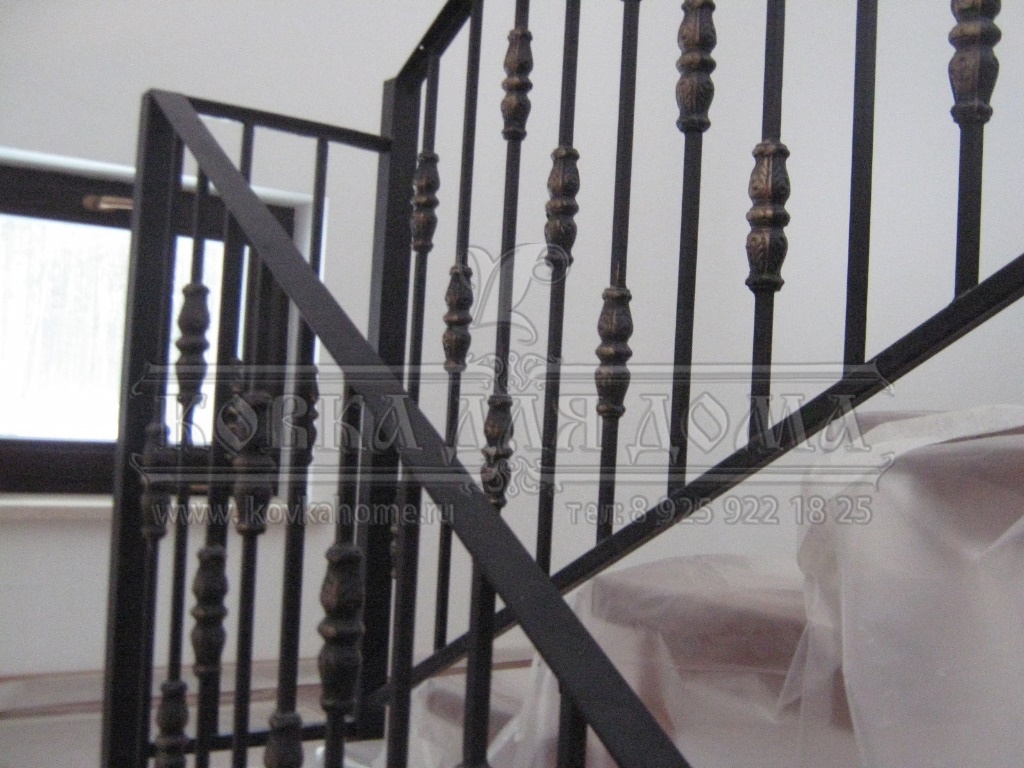 Кованые перила для лестниц классические с балясинами и декоративными литыми элементами.