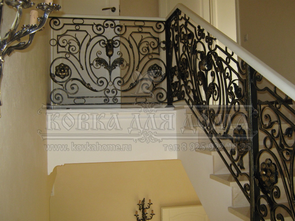 Кованые перила для лестниц частного дома классические с коваными художественными элементами.