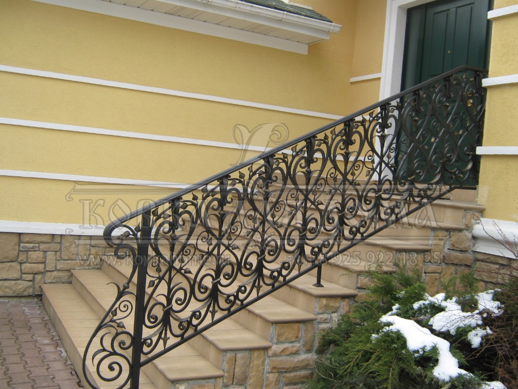 Кованые ограждения для лестниц классические с коваными элементами.
