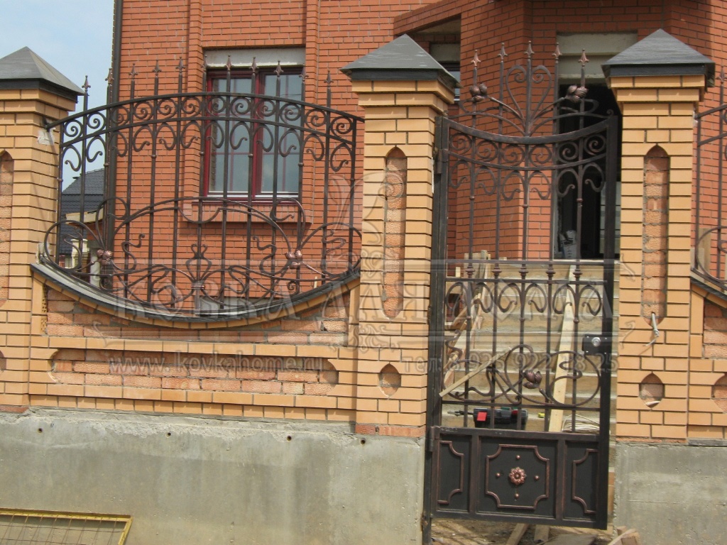 Кованые ворота и калитка распашные двухстворчатые, частично глухие  с односторонним декором