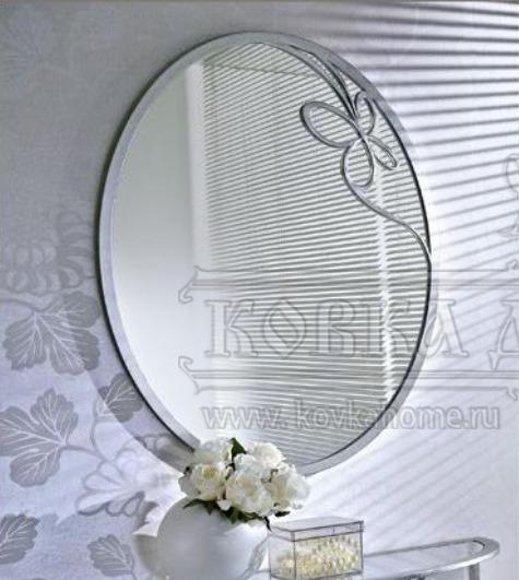 Зеркало дизайнерское в кованой раме с кованым декором в виде бабочки серебряное Настенное. Размер 900х600мм.