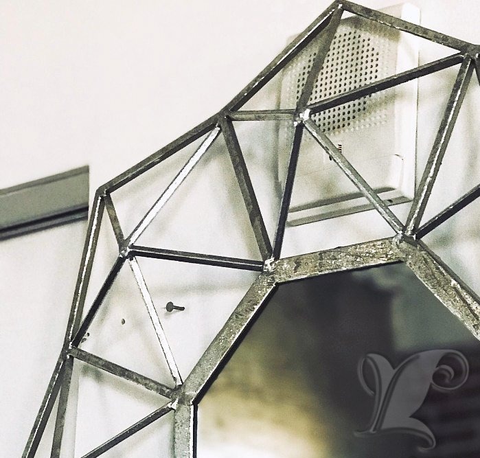 Зеркало в современном стиле в кованой дизайнерской раме звезда геометрии, ручной работы. Размер габаритный D=500мм.